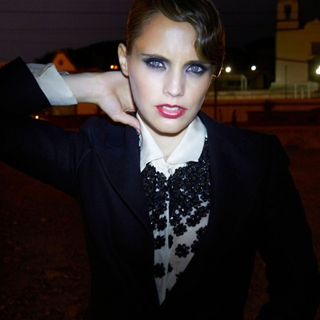 ����� ����� Anna Calvi